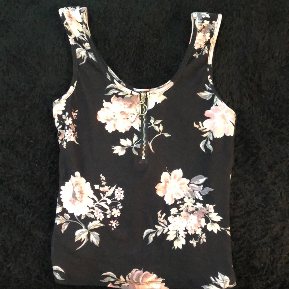 Short flower crop top with a zipper in front